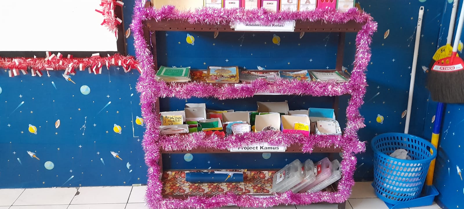 Rak Buku Kelas